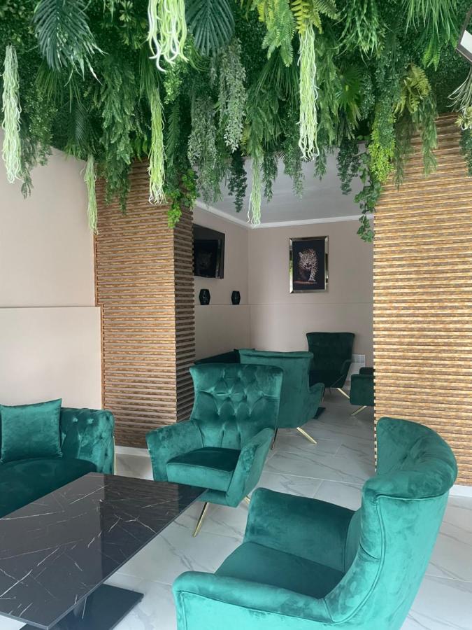 Complex Nero Aparthotel ปอมโปโรโว ภายนอก รูปภาพ