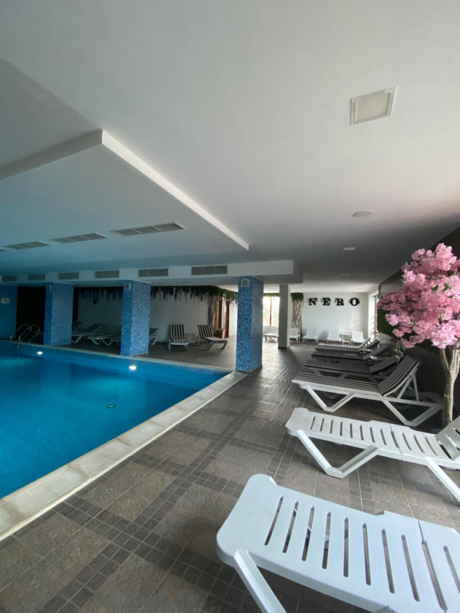 Complex Nero Aparthotel ปอมโปโรโว ภายนอก รูปภาพ